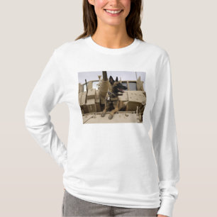 En militär funktionsduglig hund sitter på en M2A T Shirt