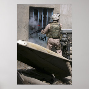 En militärpolis använder en bryta igenom runda poster