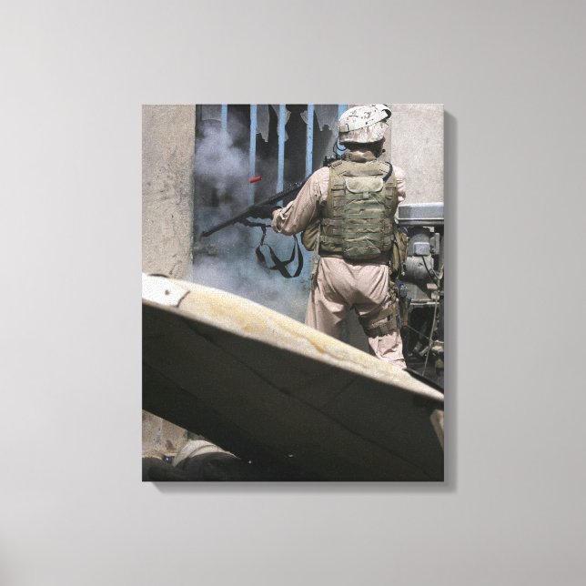 En militärpolis användor sig att bryta sig igenom canvastryck (Framsida)