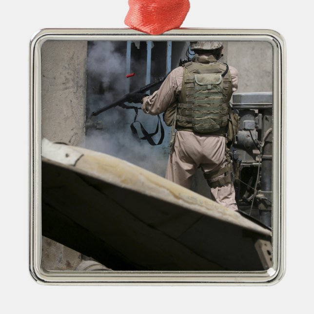 En militärpolis användor sig att bryta sig igenom julgransprydnad metall (Framsidan)