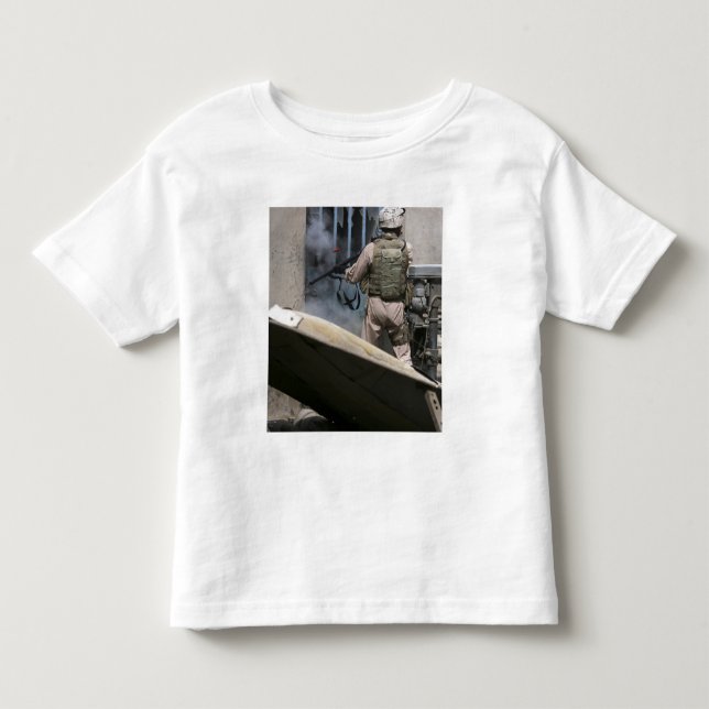 En militärpolis användor sig att bryta sig igenom t-shirt (Framsida)