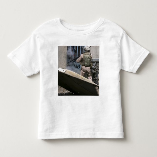 En militärpolis användor sig att bryta sig igenom tee (Framsida)