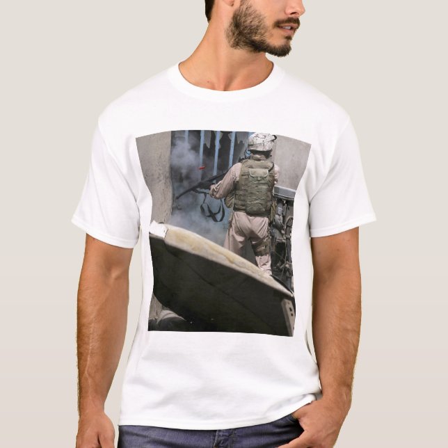 En militärpolis användor sig att bryta sig igenom tee shirt (Framsida)