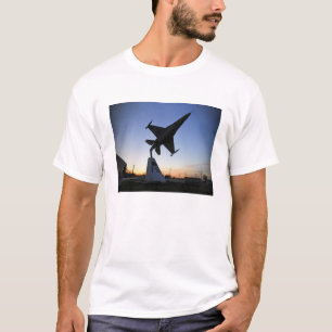 En  modell av F-16 C-falken T-shirt