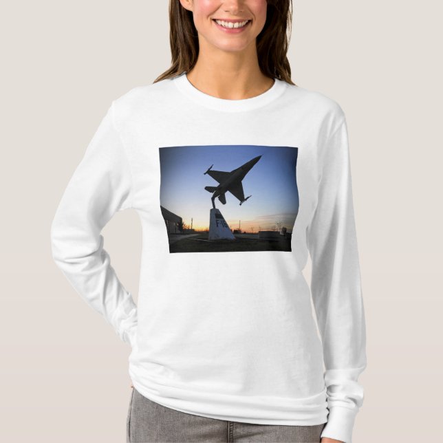 En  modell av F-16 C-falken T Shirt (Framsida)