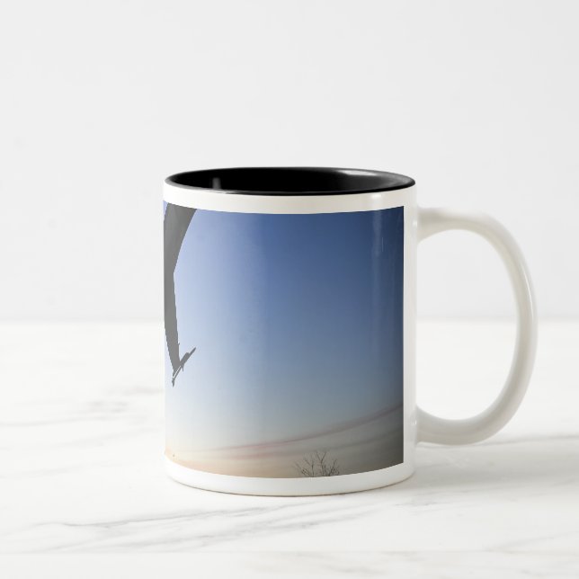 En  modell av F-16 C-falken Två-Tonad Mugg (Höger)