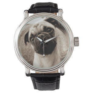 En mops med dess huvud betitlade till sidan armbandsur