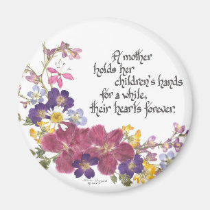 En mor rymmer ett barns hjärta magnet