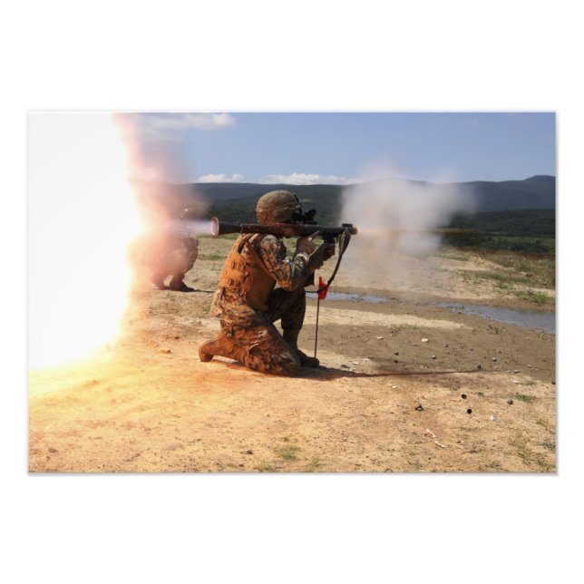 En mördare bränner en raketpropterad Grenade Fototryck (Framsidan)