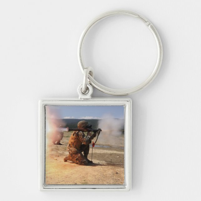 En mördare bränner en raketpropterad Grenade Fyrkantig Silverfärgad Nyckelring (Framsidan)