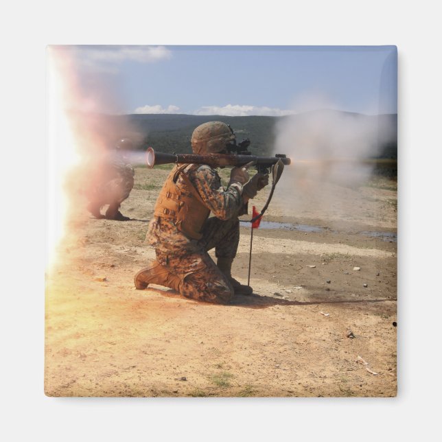 En mördare bränner en raketpropterad Grenade Magnet (Framsidan)