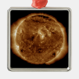 En mörk klyfta i sol atmosfär julgransprydnad metall