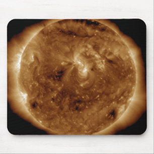 En mörk klyfta i sol atmosfär musmatta