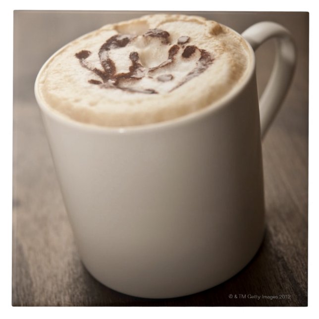 En mugg av Cappuccinokaffe som överträffas med Kakelplatta (Framsidan)