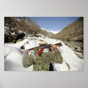 En Mujahadeen vakt går med US-militärmembe Poster
