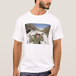 En Mujahadeen vakt går med US-militärmembe T Shirt