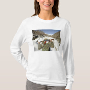 En Mujahadeen vakt går med US-militärmembe Tee Shirt