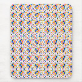 En musmatta med en färgrik geometrisk mosaik 