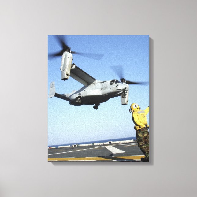 En MV-22 Osprey startar från USS Nassau Canvastryck (Framsida)