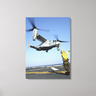 En MV-22 Osprey startar från USS Nassau Canvastryck