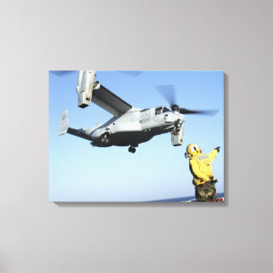 En MV-22 Osprey startar från USS Nassau Canvastryck