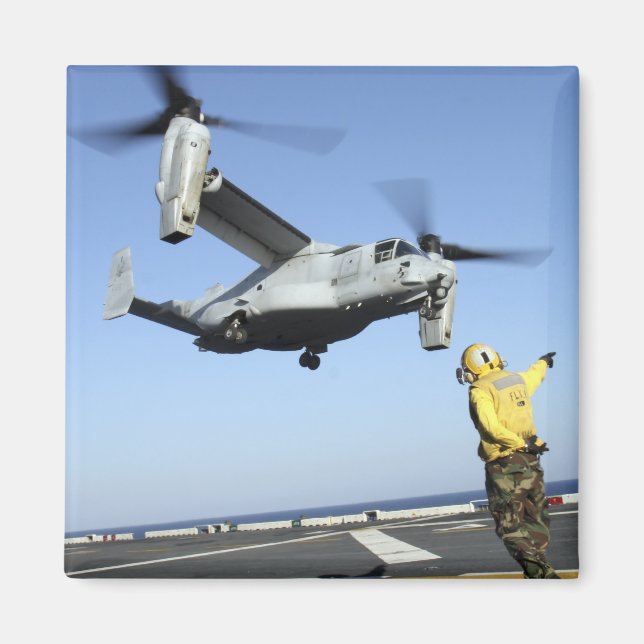 En MV-22 Osprey startar från USS Nassau Magnet (Framsidan)