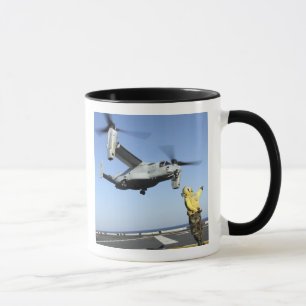 En MV-22 Osprey startar från USS Nassau Mugg