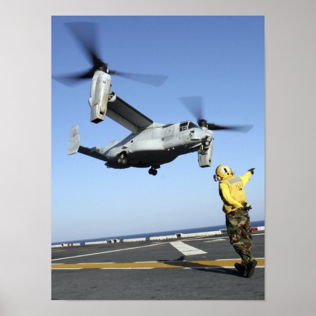 En MV-22 Osprey startar från USS Nassau Poster (Framsidan)