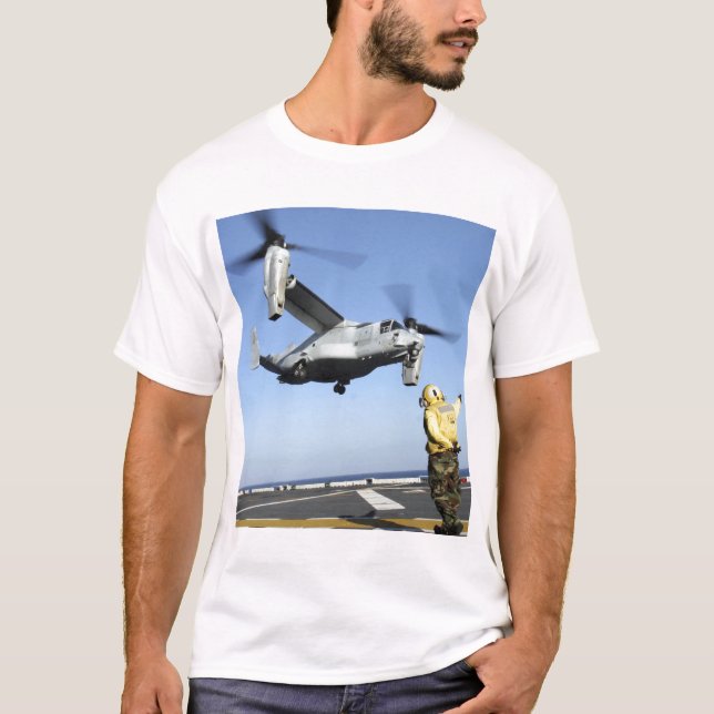 En MV-22 Osprey startar från USS Nassau Tee (Framsida)