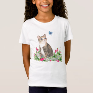 En mycket liten kattunge i en skjorta för t shirt