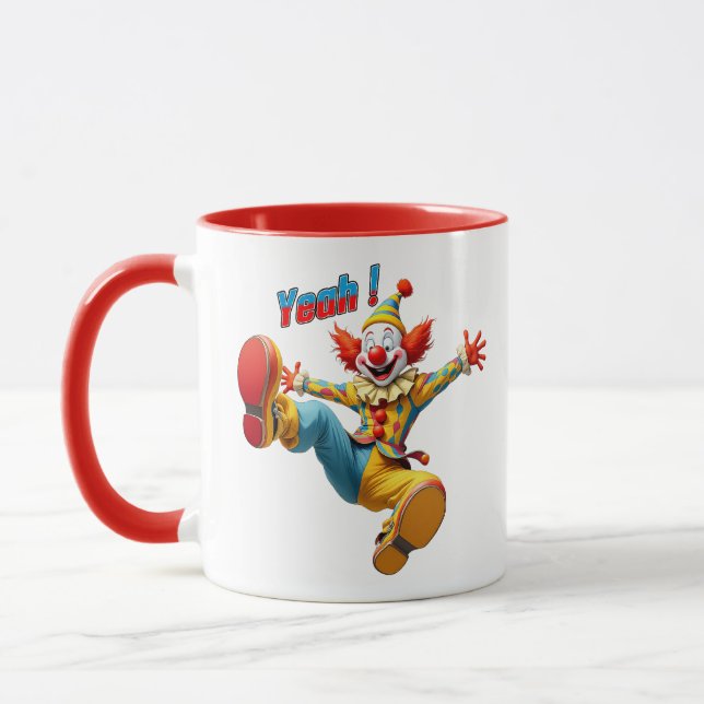 En mycket rolig clown på scenen. mugg (Vänster)