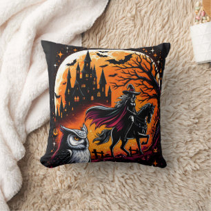 En mystikrida med en Halloween-häst på natten Kudde