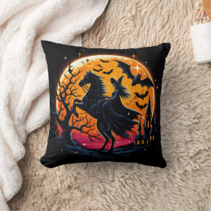 En mystisk Halloween-häst under fullt måne Kudde
