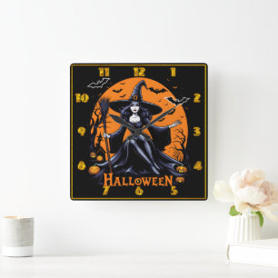 En mystisk häxa firar Halloween vid vriden ljus Fyrkantig Klocka