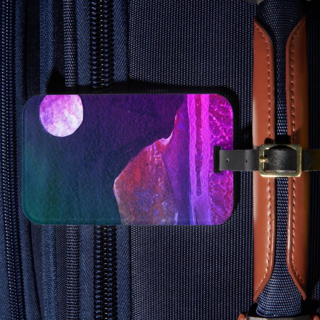 En nära bild av fantasivärlden och deras måne bagagebricka (Framsida Insitu 4)