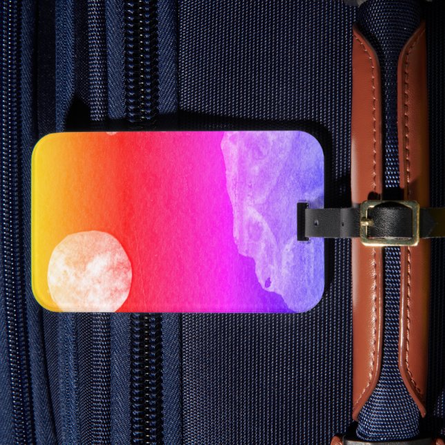 En nära bild av fantasivärlden och deras måne bagagebricka (Framsida Insitu 4)