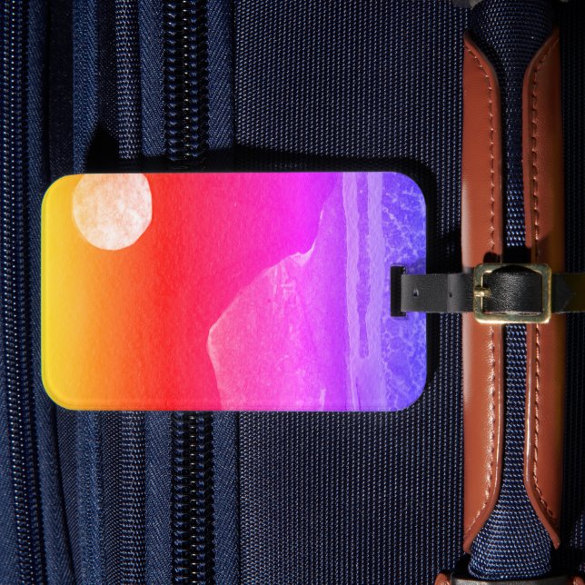 En nära bild av fantasivärlden och deras måne bagagebricka (Framsida Insitu 4)