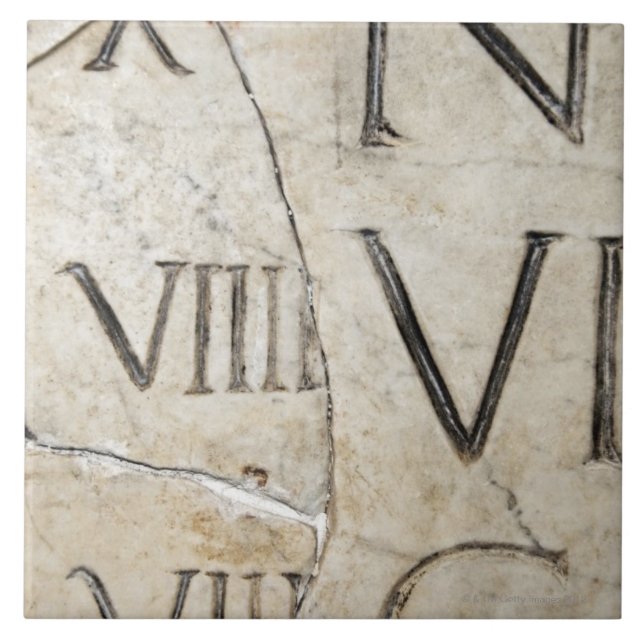 En närbild av forntida romarebrev på marble. kakelplatta (Framsidan)