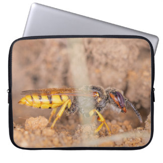 En närbildsfotografi av en geting laptop fodral