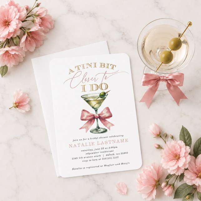 En Närmare Bit Martini Rosa Slinga Bröllopsfest Inbjudningar (A Tini Bit Closer Martini Pink Bow Bridal Shower Invitation)