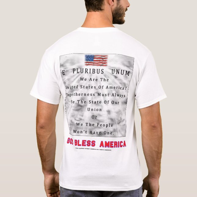 En nationDela-GUD VÄLSIGNAR AMERIKA i röda brev Tee Shirt (Baksida)