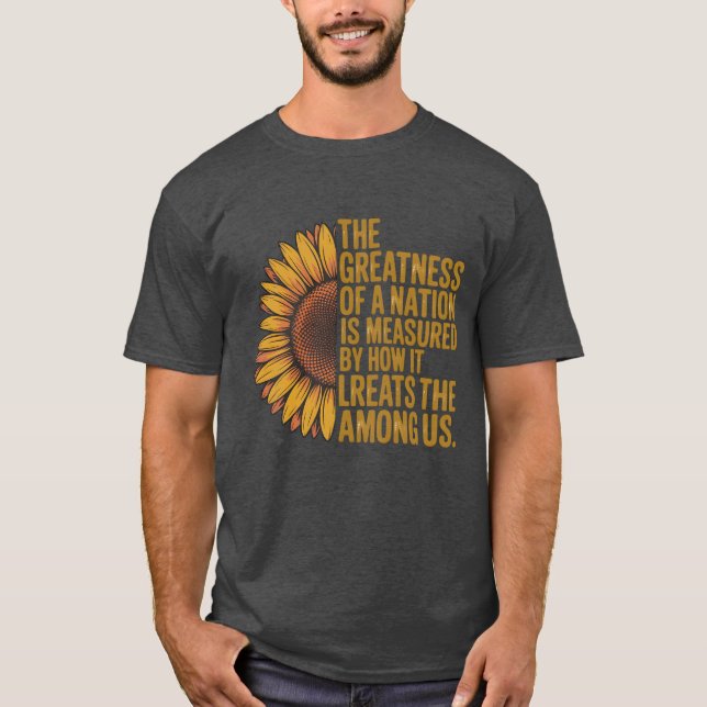 EN NATIONS STÖRLIGHET MÄTAS GENOM HUR DEN TR T SHIRT (Framsida)