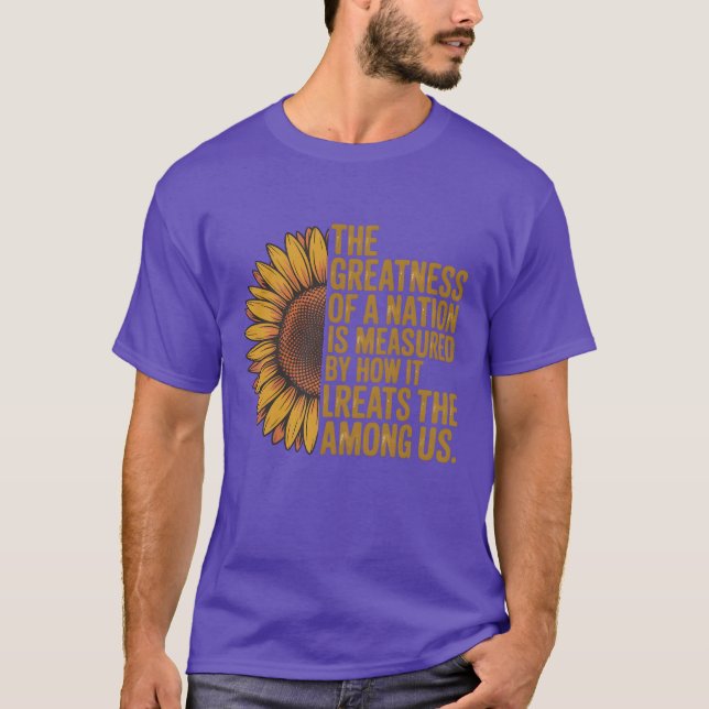 EN NATIONS STÖRLIGHET MÄTAS GENOM HUR DEN TR T SHIRT (Framsida)