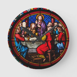 En nedfläckad glasbild av den sista mataren rund klocka
