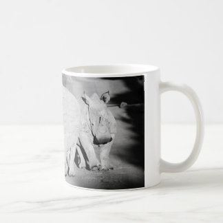 En noshörningmoder och hennes kalv i South Africa Kaffemugg