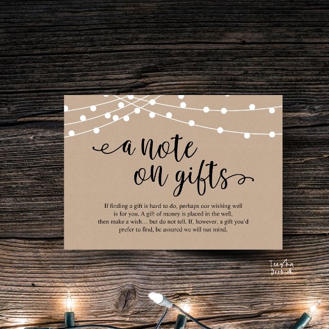 En notis om bröllopspresenter Rustika Ljus i Krafp Tilläggskort (A Note On Gifts, Rustic Wedding Enclosure Card brown Kraft String Lights Honeymoon Fund, Cash)