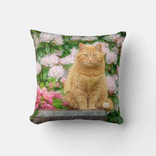 En Orange Katt i en Garden med Rosa Vår blommor Kudde