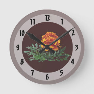 En Orange Marigold med Gult Tips Rund Klocka
