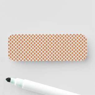 en orange och ett vitt geometriskt mönster namnbricka