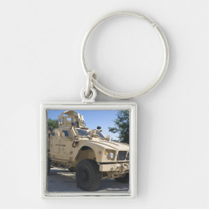 En Oshkosh M-ATV Fyrkantig Silverfärgad Nyckelring